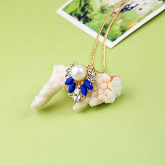 Blue Resin Rhinestone Pearl Minimalist Gold Pendant Necklace - Picture 4 of 9